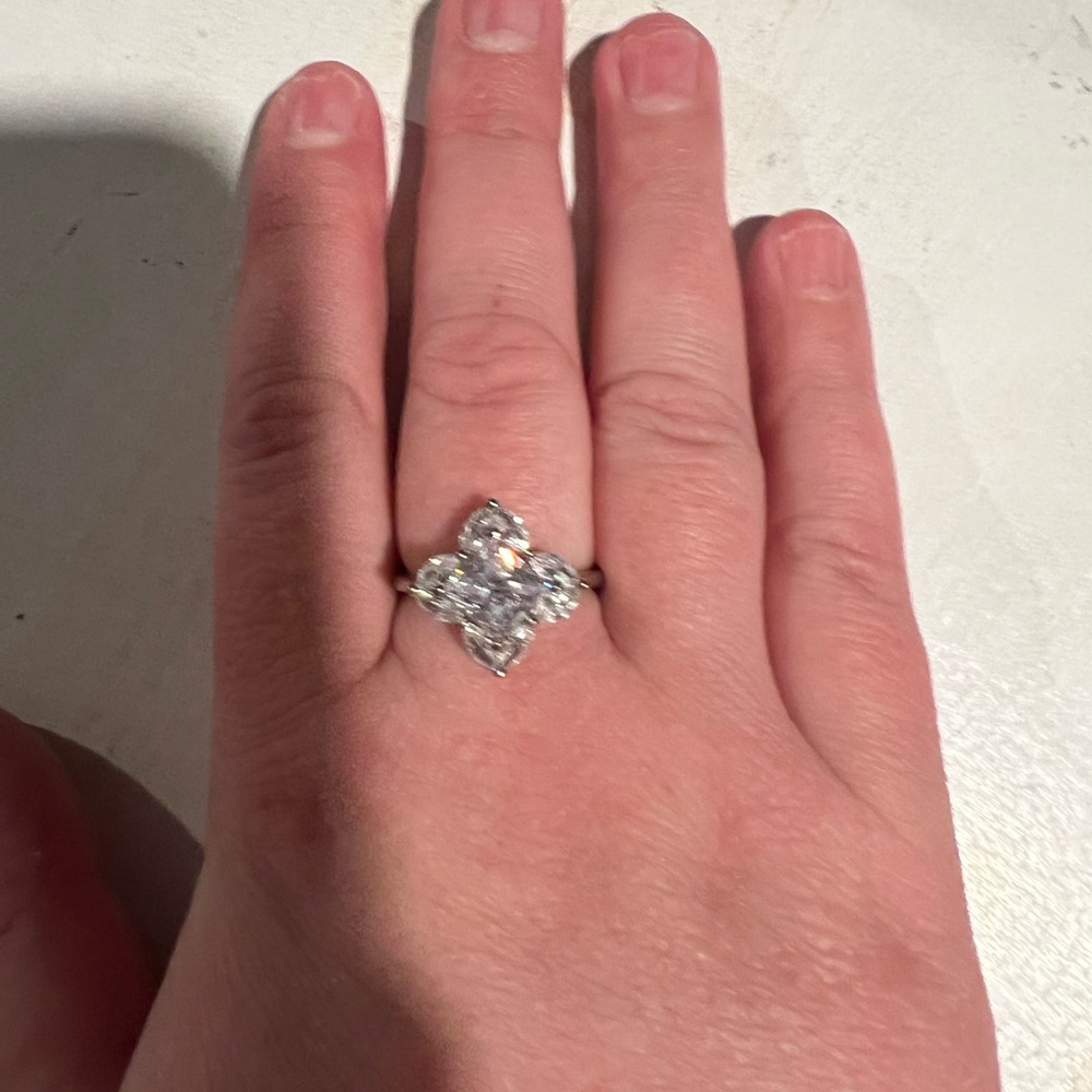 Silver Clear Stone Cocktail Ring 💍 - Picture 2 of 7